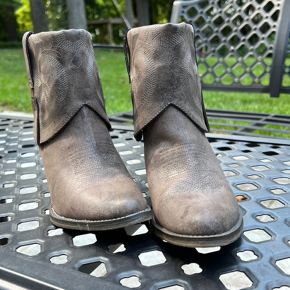 NWT Cute Mia western bootie Gambit, taupe, size 8